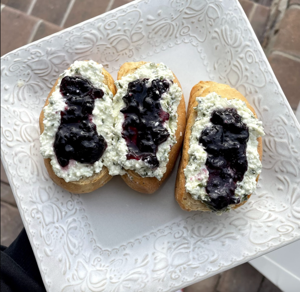 Ricotta Pesto Blueberry Crostini Lifestyles By Liz